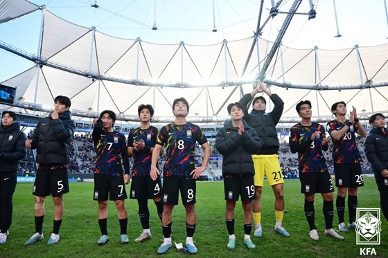 팬들에게 인사하는 U-20 대표팀. /사진=대한축구협회 제공