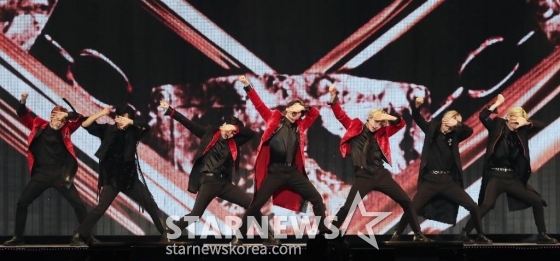 그룹 킹덤이 14일 오후 일본 나고야 니혼가이시홀에서 열린 &#039;2022 Asia Artist Awards IN JAPAN&#039;(2022 아시아 아티스트 어워즈, 이하 2022 AAA) 애프터 스테이지에서 멋진 무대를 펼치고 있다.   /2022.12.14 /사진=김창현 기자 chmt@
