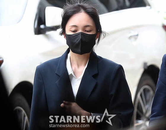 마약류관리에관한법률 위반 등 혐의로 구속영장이 청구된 방송인 서민재가 18일 오전 서울 마포구 서부지방법원에서 진행된 구속전피의자심문(영장실질심사)에 출석하고 있다. 2023.05.18 /사진=김창현 기자 chmt@