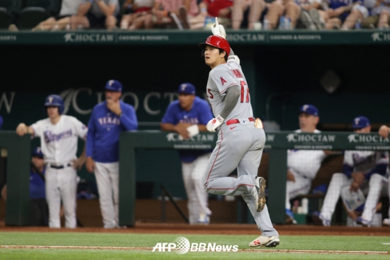 오타니 쇼헤이가 13일(한국시간) 텍사스 레인저스전에서 연장 12회 투런포를 때려낸 뒤 기뻐하고 있다. /AFPBBNews=뉴스1