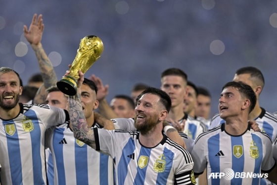 리오넬 메시(가운데)가 아르헨티나 대표팀 동료들과 월드컵 우승을 기뻐하고 있다. /AFPBBNews=뉴스1
