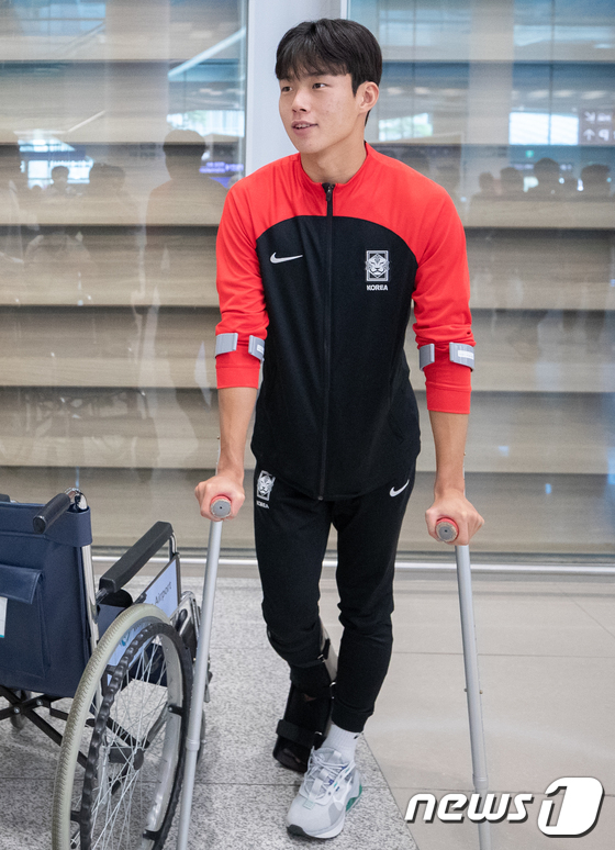 목발 짚고 U-20 대표팀 동료들을 기다리는 박승호. /사진=뉴스1 제공