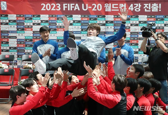U-20 대표팀 선수들의 헹가래를 받고 있는 김은중 감독(가운데). /사진=뉴시스 제공