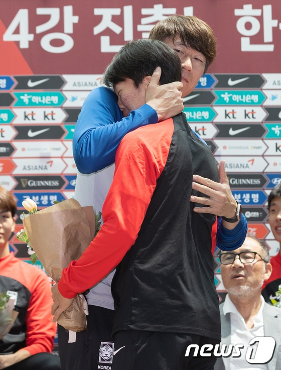 U-20 대표팀 강상윤(오른쪽)을 끌어안으며 작별인사를 건넨 김은중 감독. /사진=뉴스1 제공