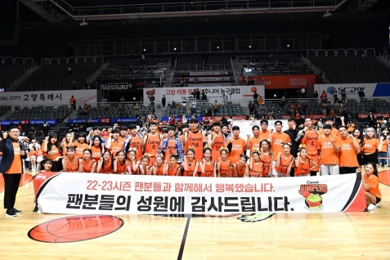 고양 데이원 점퍼스가 2022~2023시즌 KBL 4강 플레이오프 4차전에서 패배 후 팬들에게 인사하고 있다. /사진=KBL 제공