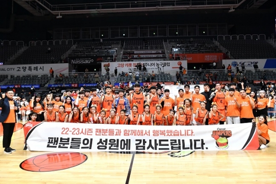 고양 데이원 점퍼스가 2022~2023시즌 KBL 4강 플레이오프 4차전에서 패배 후 팬들에게 인사하고 있다. /사진=KBL 제공