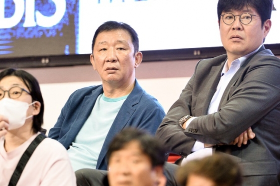 허재(가운데) 데이원 스포츠 총괄 대표와 정경호 단장. /사진=KBL 제공