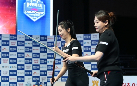 경기에 앞서 뱅킹을 하고 있는 김민아(오른쪽)와 김가영. /사진=PBA 투어