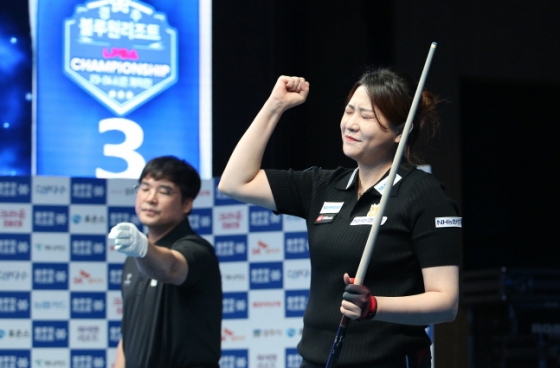 우승을 확정한 뒤 주먹을 불끈 쥐고 있는 김민아. /사진=PBA 투어