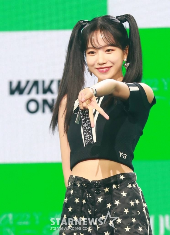 가수 조유리가 2일 오후 서울 광진구 예스24 라이브홀에서 진행된 미니 1집 &#039;오프스 넘버 22 와이 왈츠&#039;(Op.22 Y-Waltz : in Major) 발매기념 쇼케이스에서 포즈를 취하고 있다.  이번 앨범에는 타이틀곡 &#039;러브 쉿!&#039;을 비롯해 &#039;라운드 앤 어라운드&#039;(Round and Around), &#039;롤러 스케이츠&#039;(Rolla Skates), &#039;디스 타임&#039;(This Time), &#039;오프닝&#039;(Opening) 등 총 다섯 곡이 수록됐다. /2022.06.02 /사진=이동훈 기자 photoguy@