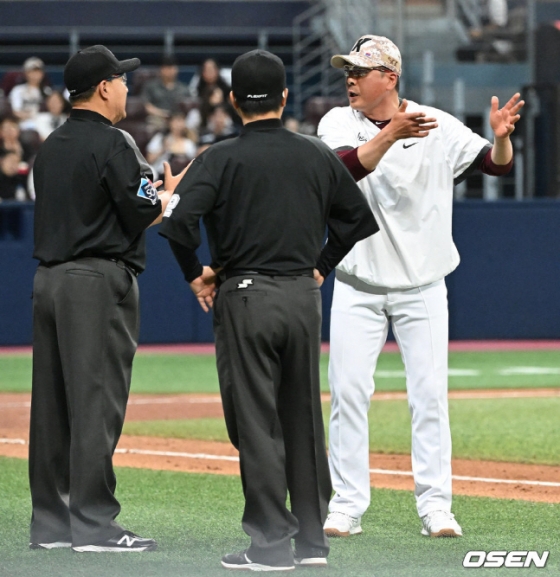 홍원기 키움 감독(오른쪽)이 심판진에 강력히 어필을 하고 있다. /사진=OSEN