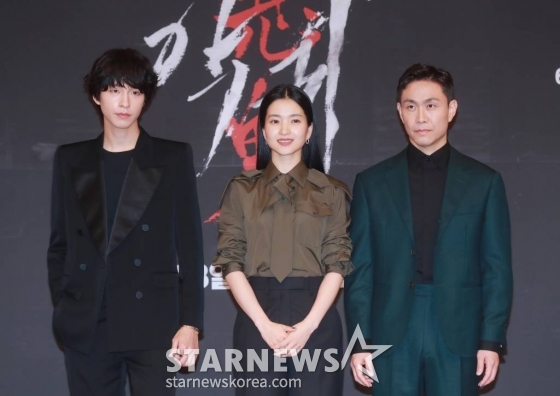 배우 홍경, 김태리, 오정세가 23일 오후 서울 목동 SBS에서 진행된 금토드라마 &#039;악귀&#039; 제작발표회에 참석해 포즈를 취하고 있다.  악귀에 씐 여자와 그 악귀를 볼 수 있는 남자가 의문의 죽음을 파헤치는 한국형 오컬트 미스터리 &#039;악귀&#039;는 오늘(23일) 첫 방송된다. /2023.06.23 /사진=이동훈 기자 photoguy@