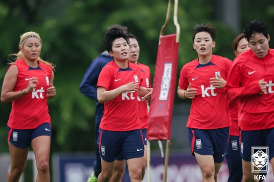 조소현(왼쪽)이 대표팀 훈련을 소화하고 있다. /사진=대한축구협회 제공
