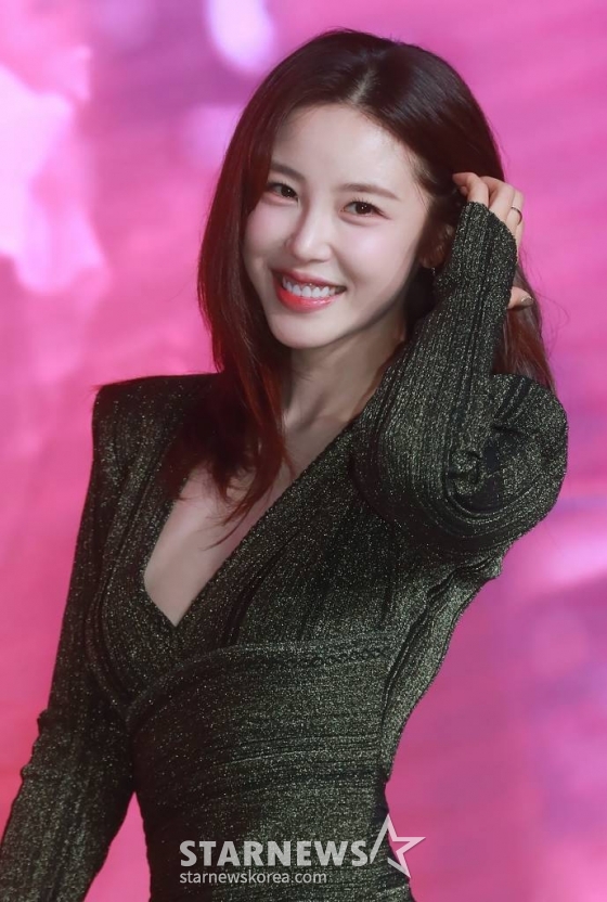 배우 전효성이 26일 오전 서울 마포구 호텔 나루에서 진행된 넷플릭스 오리지널 시리즈 '셀러브리티' 제작발표회에 참석해 포즈를 취하고 있다. 유명해지기만 하면 돈이 되는 세계에 뛰어든 아리가 마주한 셀럽들의 화려하고도 치열한 민낯을 그린 넷플릭스 시리즈 셀러브리티'는 오는 30일 공개된다. /2023.06.26 /사진=이동훈 기자 photoguy@