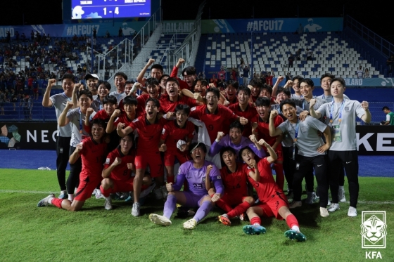 한국 U-17 축구대표팀이 25일(한국시간) 아시안컵 8강전에서 태국을 꺾고 기뻐하고 있다. /사진=대한축구협회