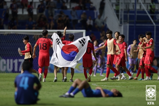 한국 U-17 축구대표팀이 경기 후 기쁨을 만끽하고 있다. /사진=대한축구협회