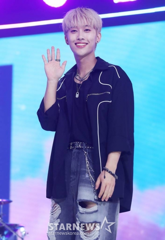 신인 밴드 하이파이 유니콘(Hi-Fi Un!corn) 기윤이 26일 오후 서울 마포구 상암동 SBS프리즘타워에서 진행된 디지털 싱글 &#039;오버 더 레인보우(Over the Rainbow)&#039; 발매 기념 쇼케이스에 참석해 포즈를 취하고 있다.  &#039;오버 더 레인보우&#039;는 비가 내린 뒤에 예쁜 무지개가 나타나듯이 어려움 앞에 큰 행복이 기다리고 있을 것이라는 희망을 노래한 곡이다. 2023.06.26 /사진=김창현 기자 chmt@