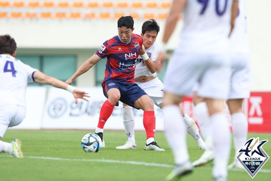 김지현(가운데). /사진=한국프로축구연맹 제공