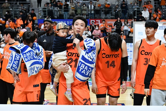 팬들에게 인사하는 김강선. /사진=KBL 제공