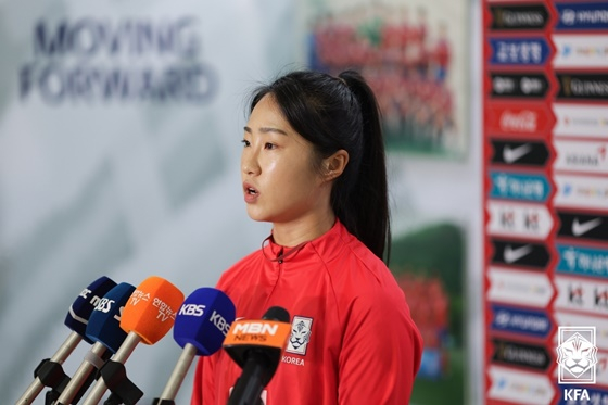취재진과 인터뷰하는 이영주. /사진=대한축구협회 제공
