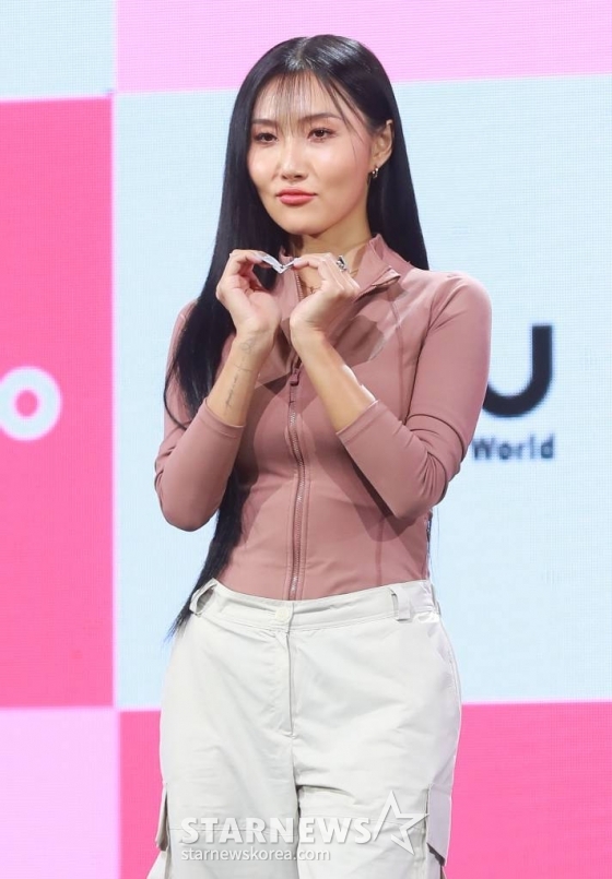걸그룹 마마무(MAMAMOO) 화사가 11일 오후 서울 광진구 예스24라이브홀에서 진행된 열두 번째 미니앨범 &#039;마이크 온&#039;(MIC ON) 발매기념 쇼케이스에서 포즈를 취하고 있다.  이번 앨범에는 타이틀곡 &#039;일낼라&#039;를 비롯해 &#039;하나둘셋 어이!&#039;(1,2,3 Eoi!), &#039;L.I.E.C&#039; 등 총 3곡이 수록된다. /2022.10.11 /사진=이동훈 기자 photoguy@
