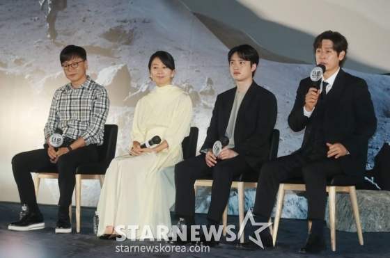 배우 설경구, 도경수, 김희애, 김용화 감독이 27일 오전 서울 CGV용산아이파크몰에서 진행된 영화 &#039;더 문&#039;(감독 김용화) 제작발표회에 참석해 질문에 답하고 있다.  사고로 인해 홀로 달에 고립된 우주 대원 선우와 필사적으로 그를 구하려는 전 우주센터장 재국의 사투를 그린 영화 &#039;더 문&#039;은 8월 2일 개봉한다. /2023.06.27 /사진=이동훈 기자 photoguy@