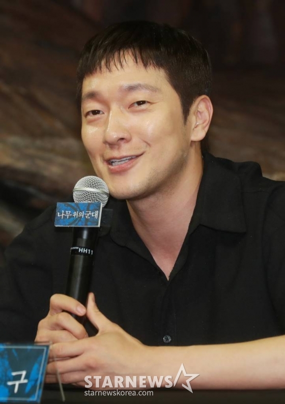 배우 손석구가 27일 오후 서울 강서구 LG아트센터에서 진행된 연극 &#039;나무 위의 군대&#039; 기자간담회에 참석해 질문에 답하고 있다.  &#039;나무 위의 군대&#039;는 1945년 그들의 &#039;대동아전쟁&#039;, 제2차 세계대전에 참전한 일본 제국군인의 이야기다. /2023.06.27 /사진=이동훈 기자 photoguy@
