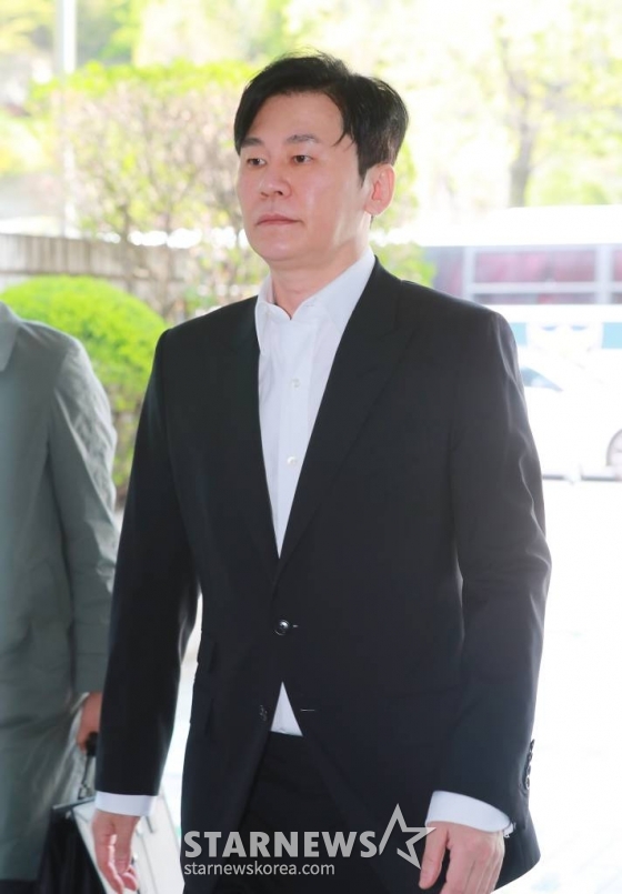 그룹 아이콘 전 멤버 비아이의 마약 수사 무마 혐의를 받는 양현석(52) 전 YG엔터테인먼트 대표 프로듀서가 18일 오후 서울 서초동 서울중앙지법에서 열린 3차 공판에 출석하고 있다. /2022.04.18 /사진=이동훈 기자 photoguy@