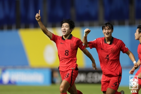 한국 U-17 축구대표팀 공격수 백인우(왼쪽). /사진=KFA