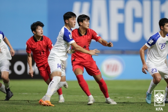 한국 U-17 축구대표팀 수비수 강민우(가운데)가 상대 선수를 수비하고 있다. /사진=KFA