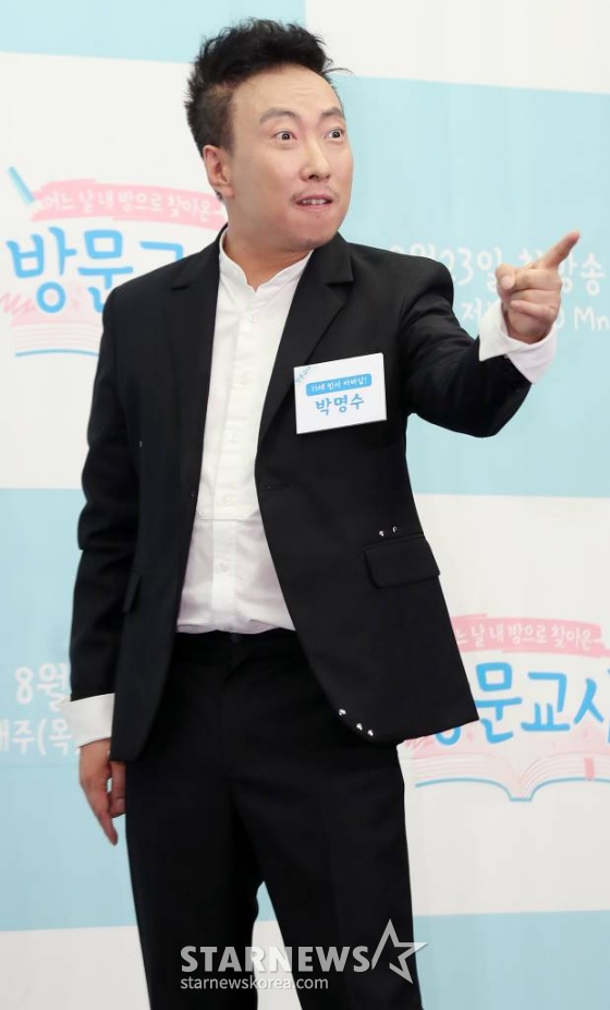 개그맨 박명수가 21일 오후 서울 마포구 상암 스탠포드호텔에서 진행된 Mnet 예능프로그램 &#039;방문교사&#039; 제작발표회에 참석해 포즈를 취하고 있다. /사진=임성균 기자 tjdrbs23@
