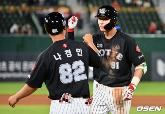 롯데 윤동희(오른쪽)가 28일 사직 삼성전에서 6회 말 2타점 적시타를 친 후 세리머니를 하고 있다. 