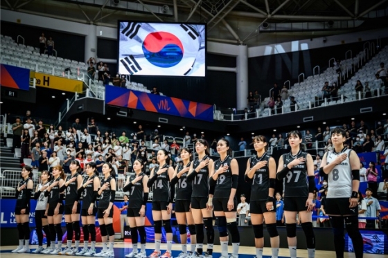 한국 여자배구 국가대표팀 선수들이 지난달 27일 경기도 수원시 권선구에 위치한 서수원칠보체육관에서 열린 2023 VNL 3주 차 불가리아와 경기를 앞두고 국기에 대한 경례를 하고 있다. /사진=VNL 공식 홈페이지