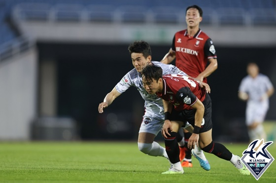 김천상무(왼쪽)-부천FC 경기. /사진=한국프로축구연맹 제공