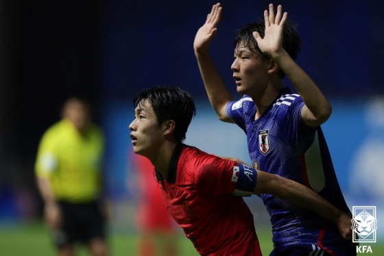 김명준(왼쪽)이 일본 선수를 수비하고 있다. /사진=대한축구협회