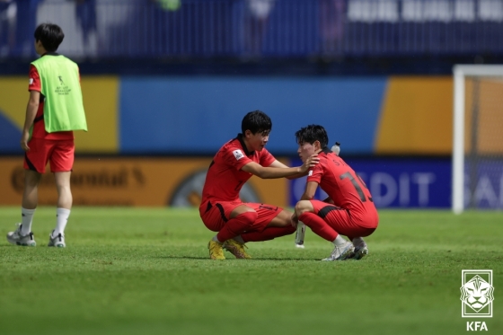 지난  2일(한국시간) 태국 빠뚬타니 스타디움에서 열린 한국과 일본의 U-17 아시안컵 결승전 후 박승수(가운데)가 김성주를 위로하고 있다. /사진=대한축구협회