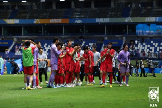 한국 U-17 축구대표팀이 아시안컵 결승전이 끝난 후 팬들에게 인사하고 있다.  /사진=대한축구협회