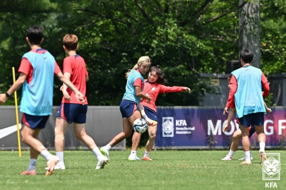 조소현(왼쪽 세 번째)과 강채림(왼쪽 네 번째)이 볼 경합을 펼치고 있다. /사진=대한축구협회