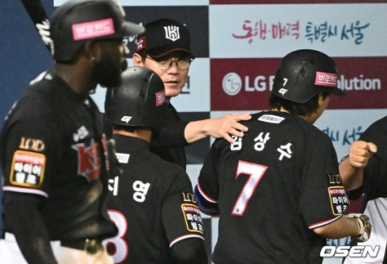 이강철(가운데) KT 감독이 8회 투런포를 친 김상수를 격려하고 있다. 