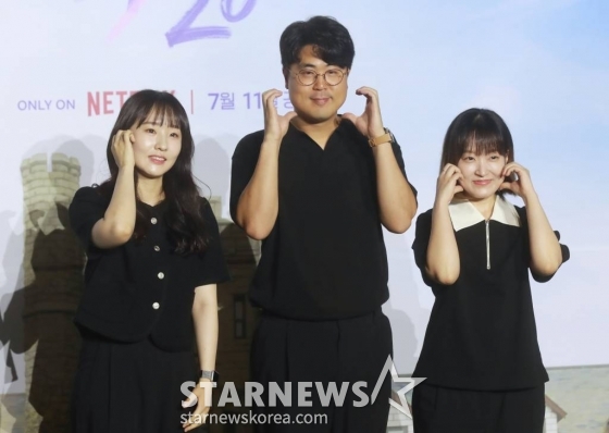 김정현, 김재원, 박수지 PD가 6일 오전 서울 CGV용산아이파크몰에서 진행된 넷플릭스 예능 '19/20'(열아홉 스물) 제작발표회에 참석해 포즈를 취하고 있다.  열아홉의 마지막 일주일과 스물의 첫 일주일 그 사이, 아직은 서툴고 풋풋한 Z세대들의 특별한 성장의 순간을 기록한 청춘 리얼리티 예능 '19/20'은 오는 11일 공개된다. /2023.07.06 /사진=이동훈 기자 photoguy@