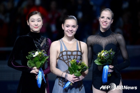 왼쪽부터 2014 소치 동계올림픽 당시 김연아(한국), 아델리나 소트니코바(러시아), 카롤리나 코스트너(이탈리아). /AFPBBNews=뉴스1