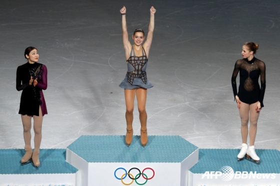 2014년 소치 올림픽 당시 김연아(왼쪽)와 소트니코바(가운데)./AFPBBNews=뉴스1