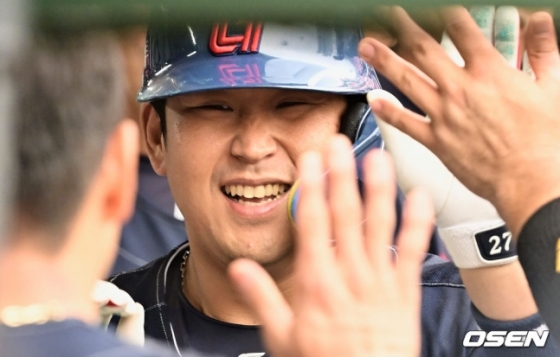 롯데 유강남이 9일 사직 LG전에서 3회 말 1점 홈런을 터트린 뒤 기뻐하고 있다.