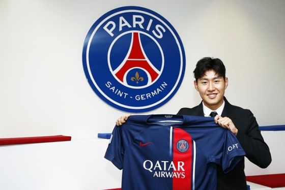 PSG 유니폼을 든 이강인. /사진=PSG SNS