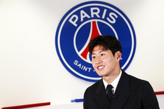 PSG 로고 앞에서 인터뷰하는 이강인. /사진=PSG SNS