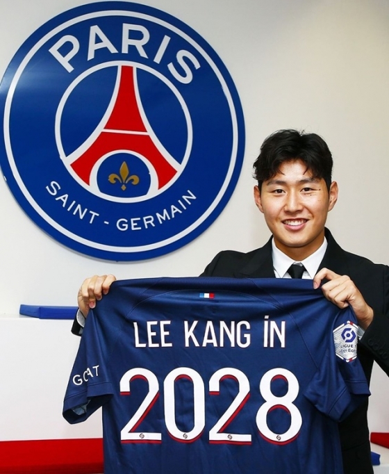 이강인이 자신의 계약기간인 '2028'이 적힌 유니폼을 들고 있다. /사진=PSG SNS