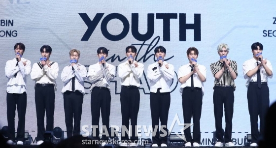 그룹 제로베이스원(ZEROBASEONE)이 10일 오후 서울 광진구 예스24 라이브홀에서 진행된 첫 번째 미니앨범 &#039;YOUTH IN THE SHADE (유스 인 더 셰이드)&#039; 발매 기념 쇼케이스에 참석해 포즈를 취하고 있다.  데뷔 앨범 &#039;YOUTH IN THE SHADE&#039;는 이 시대 청춘의 모습 즉, 찬란한 청춘의 아름다움과 그 이면의 불안정함을 담고 있다. 2023.07.10 /사진=김창현 기자 chmt@