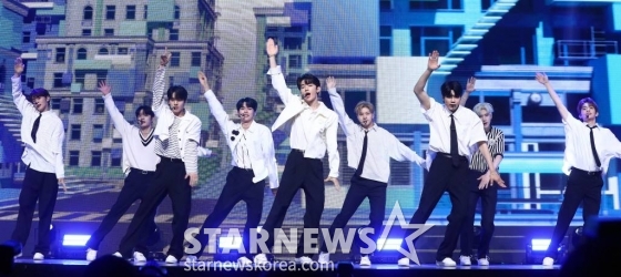 그룹 제로베이스원(ZEROBASEONE)이 10일 오후 서울 광진구 예스24 라이브홀에서 진행된 첫 번째 미니앨범 &#039;YOUTH IN THE SHADE (유스 인 더 셰이드)&#039; 발매 기념 쇼케이스에 참석해 멋진 무대를 선보이고 있다.  데뷔 앨범 &#039;YOUTH IN THE SHADE&#039;는 이 시대 청춘의 모습 즉, 찬란한 청춘의 아름다움과 그 이면의 불안정함을 담고 있다. 2023.07.10 /사진=김창현 기자 chmt@