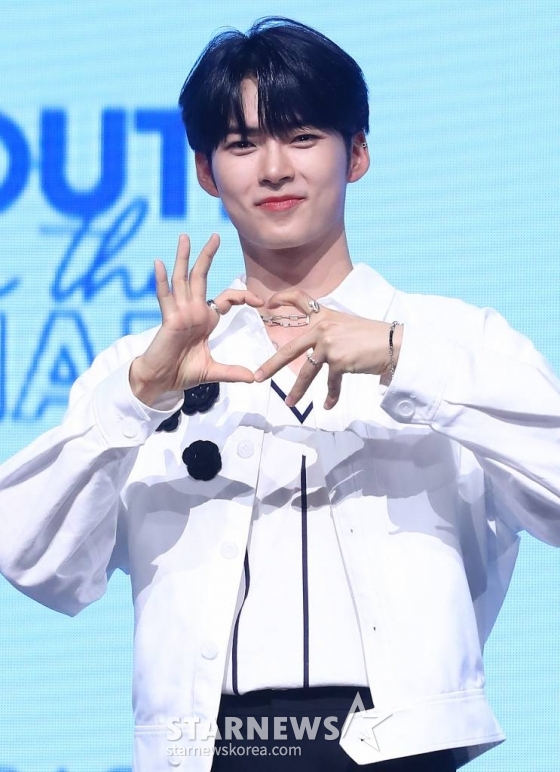 그룹 제로베이스원(ZEROBASEONE)이 10일 오후 서울 광진구 예스24 라이브홀에서 진행된 첫 번째 미니앨범 &#039;YOUTH IN THE SHADE (유스 인 더 셰이드)&#039; 발매 기념 쇼케이스에 참석해 포즈를 취하고 있다.  데뷔 앨범 &#039;YOUTH IN THE SHADE&#039;는 이 시대 청춘의 모습 즉, 찬란한 청춘의 아름다움과 그 이면의 불안정함을 담고 있다. 2023.07.10 /사진=김창현 기자 chmt@