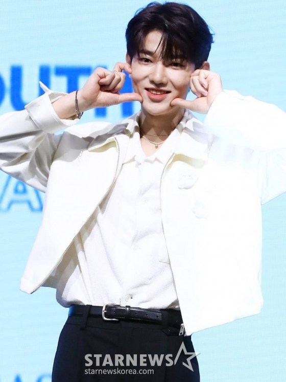 그룹 제로베이스원(ZEROBASEONE) 장하오가 10일 오후 서울 광진구 예스24 라이브홀에서 진행된 첫 번째 미니앨범 &#039;YOUTH IN THE SHADE (유스 인 더 셰이드)&#039; 발매 기념 쇼케이스에 참석해 포즈를 취하고 있다.  데뷔 앨범 &#039;YOUTH IN THE SHADE&#039;는 이 시대 청춘의 모습 즉, 찬란한 청춘의 아름다움과 그 이면의 불안정함을 담고 있다. 2023.07.10 /사진=김창현 기자 chmt@